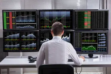 Image depicting a diverse group of traders attending a virtual webinar as part of an online trading course, highlighting the interactive learning experience and community support offered by such courses.